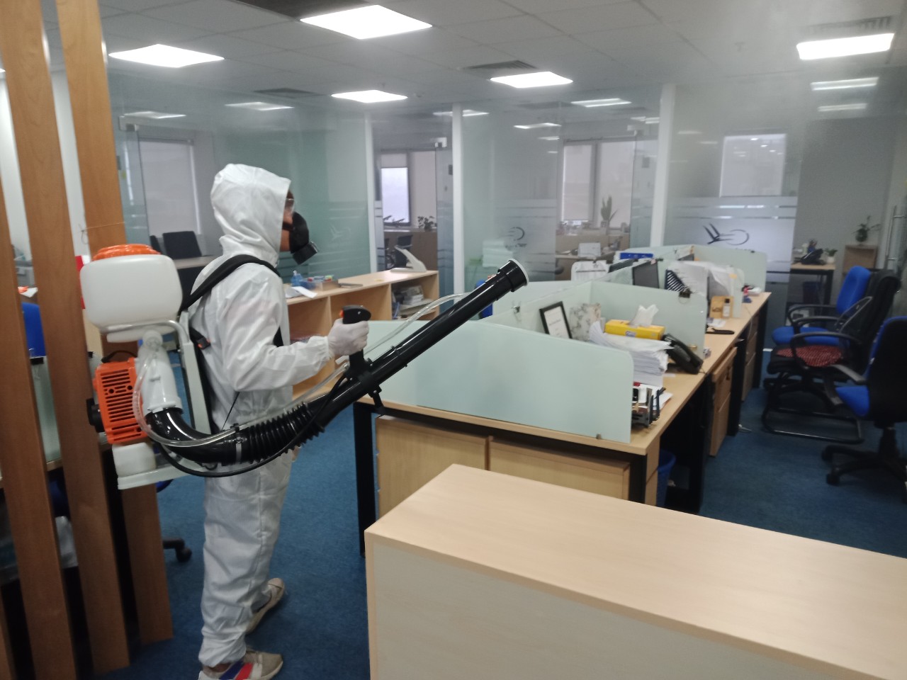 Xịt khử khuẩn tại văn phòng quận Phú Nhuận